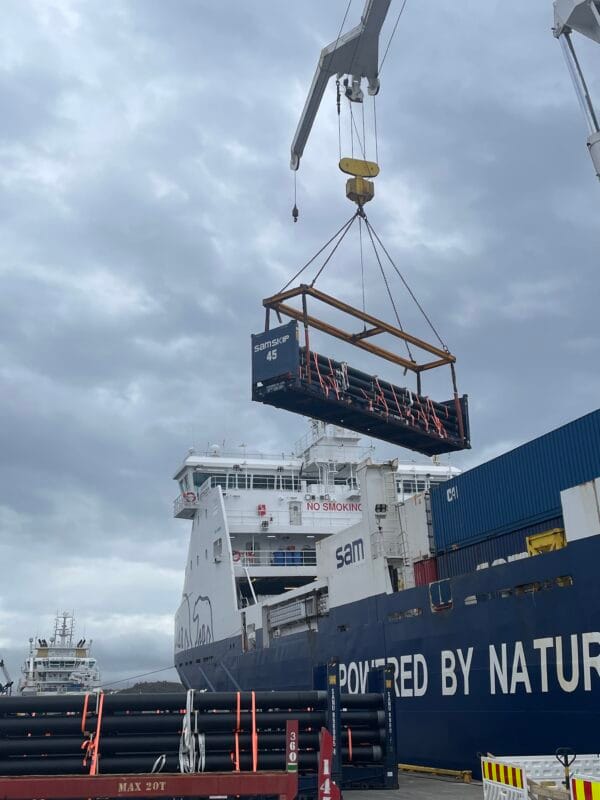 IMG_1167 45 ft flatrack being lifted on a vessel