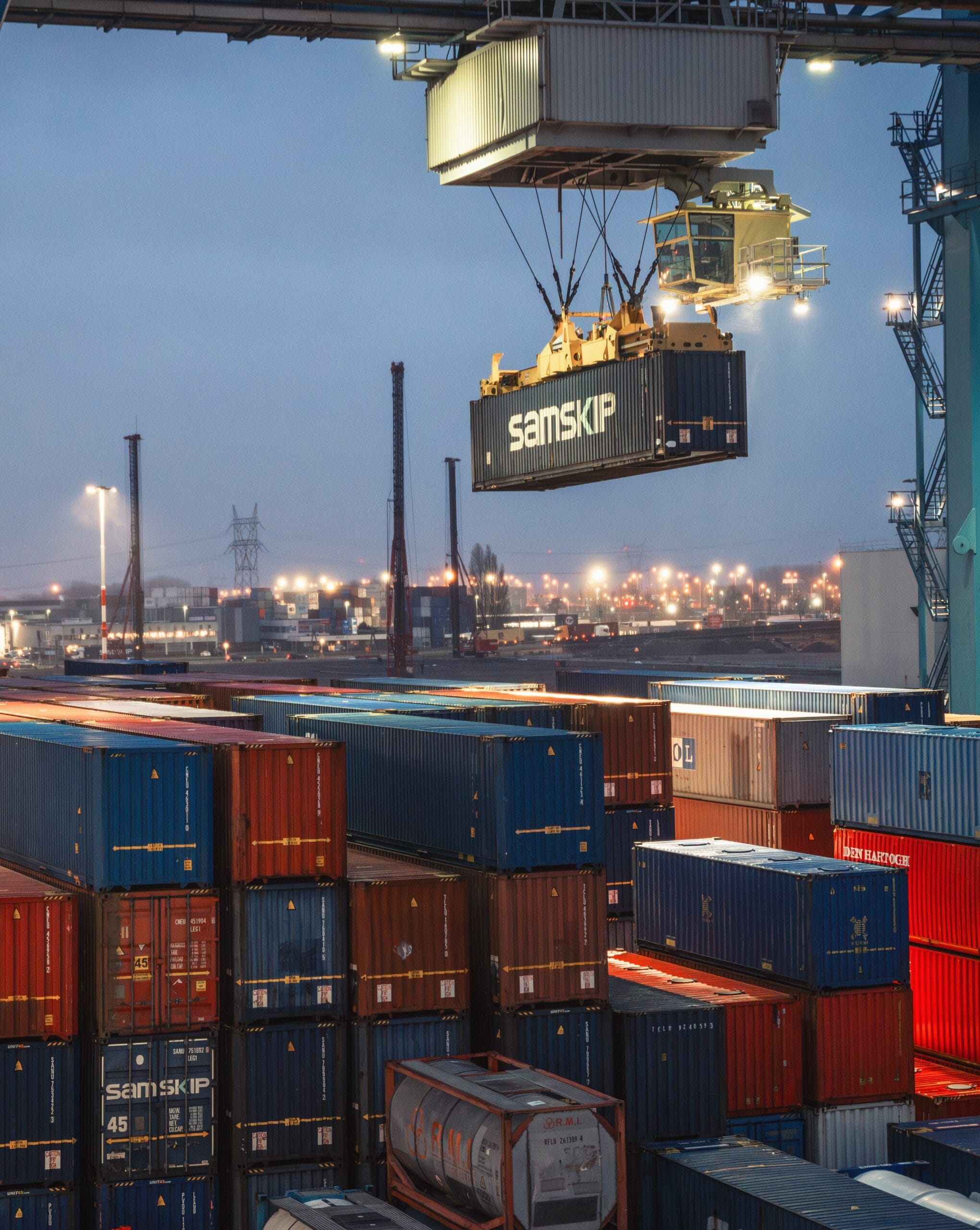 un container mentre viene sollevato