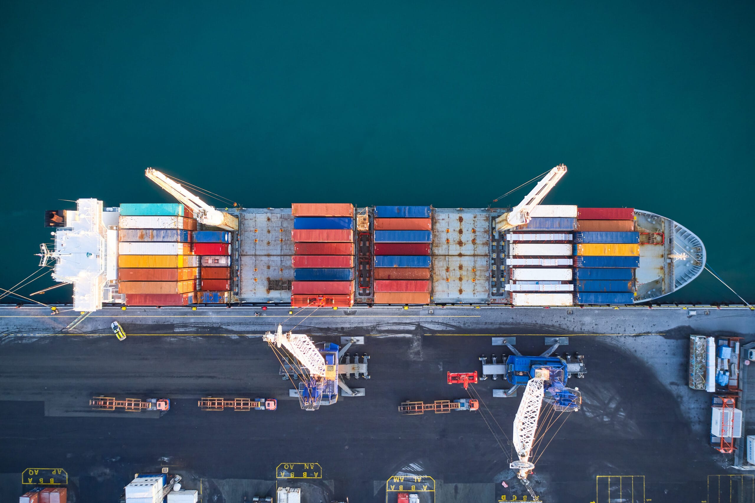 Statek kontenerowy Samskip załadowany kolorowymi kontenerami, płynący po morzu.